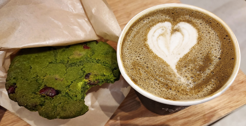 the matcha tokyo vegan matcha cookie with a hot houjicha latte