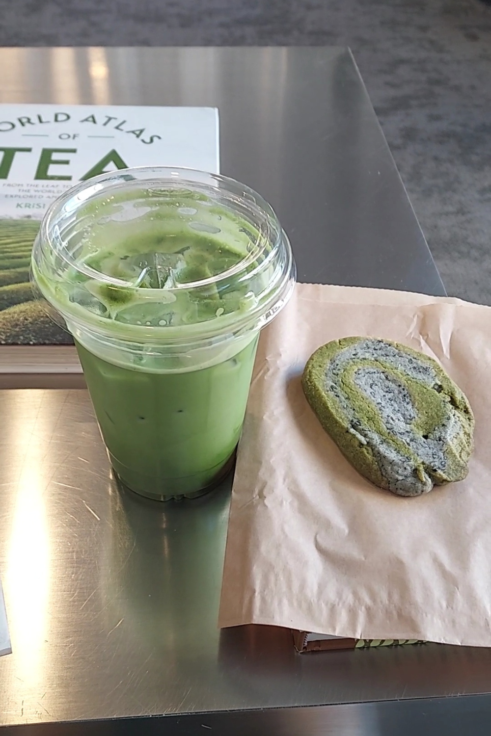 jin jin matcha misugaru drink with sesame green tea cookie