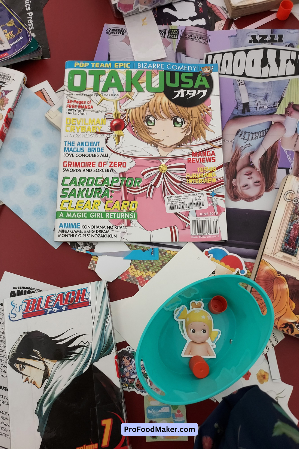 bleach manga volume 7 and otaku usa magazine with cardcaptor sakura on the cover